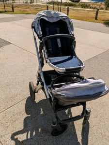Uppababy Vista Pram in Navy - Includes Two Seats, Bassinet and Extras