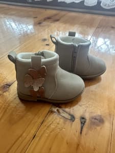 2 x baby boots (1 x size 3 1 x size 4) 