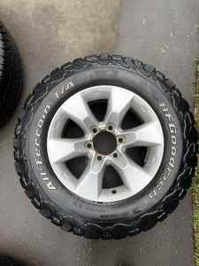 Wheel with tyres 245 / R17 to suit 2010 prado