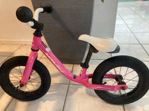 Kids Merida hot pink balance bike