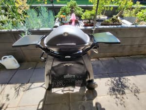 Weber Q 2200 Premium high dome lid bbq with trolley and bottle and cov