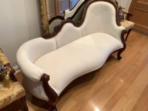 Chaise mahogany carved white cotton upholstery