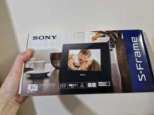 NEW - ソニー Sony DPF-D720/B S-Frame D720 7.0 Digital Photo Frame - White