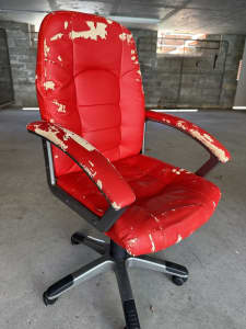 Red office chairs x4