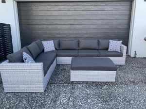 STUNNING Soft grey outdoor furniture wicker lounge set