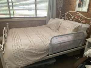 Double bed ( no mattress) 