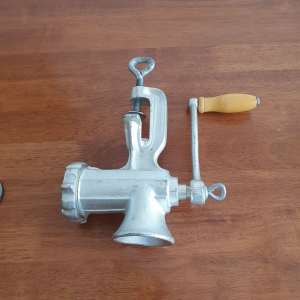 Manual meat grinder 