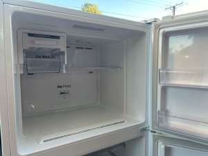 *Delivery available* Samsung fridge 469L