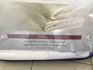 100% Mulberry king silk doona plus 2 silk pillow cases & Doona cover