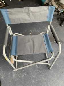 Directors camp chairs with foldable side table