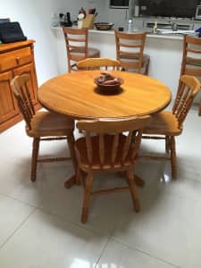 Pine round table with four chairs