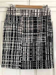 Review Black/White Skirt Size 10
