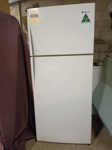 Westinghouse fridge with freezer on top 420L.Delivery can b an option.
