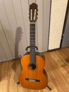 Yamaha GC100A - Classical Guitar (+ few picks, a stand and a tuner)
