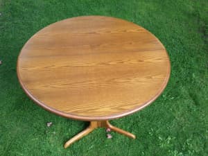 Expandable round dinning room table and chairs