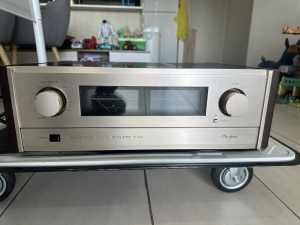Accuphase e-305 amplifier