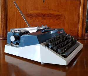 Vintage daro Optima Typewriter with carry case