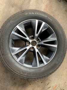 01 Toyota Kluger alloy wheel and tyre 18 inch
