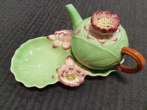 STAFFORDSHIRE TEA POT and DISH : BEAUTIFUL and IMMACULATE