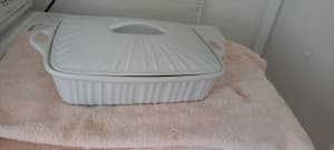 Oven baking dish with lid