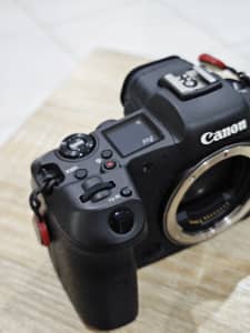 Canon R5 almost new with free battery grip and battery 
