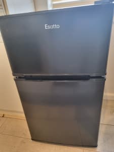 Esatto 91L mini fridge/freezer black
