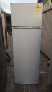 FISHER AND PAYKEL 251LTS WHITE TOP MOUNT REFRIGERATOR