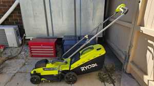 Ryobi 18V 33cm cordless mower