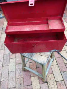 Heavy duty tool box with tray 