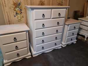 WHITE TIMBER CHEST OF DRAWERS /2 BEDSIDE TABLES /WHITE WASHED TOPS G.C
