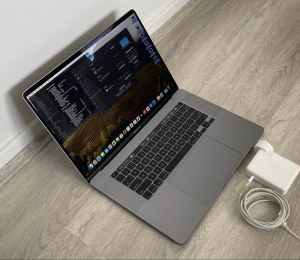 MacBook Pro 16-inch 16 GB RAM 512Gb hard high performance Mar 2021
