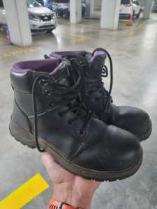Womens Work Boots (Size 7)