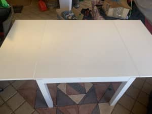 White extendible kitchen table