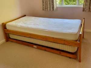 Single size trundle bed (two beds, two mattresses)