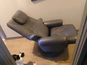 2 BLUE LEATHER RECLINERS WITH OTTOMANS