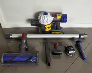 Dyson V7 cordless vacuum cleaner in excellent condition.