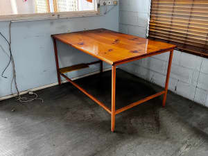 DESK, TABLE OR WORKBENCH