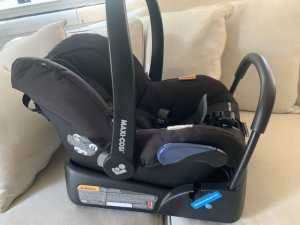 Maxicosi baby capsule $100 perfect condition ,with base and sun shade.