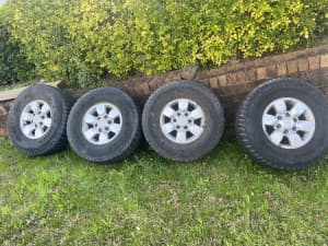 Hilux n70 wheels 31 inch tyres
