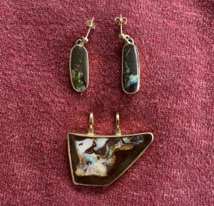 SUPERB HANDCRAFTED OPAL AND GOLD PENDANT AND EARRINGS