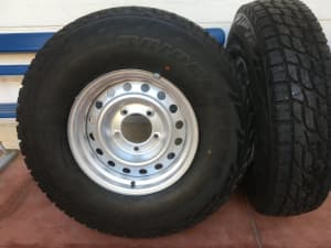 Landcruiser 105 wheels and tyres
