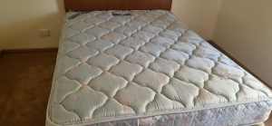Double bed including ensemble mattress 