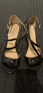 Black high heels size 7.5 GUC