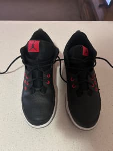 Jordan Max Aura GS Kids Basketball shoes Black/Red US Size 7.