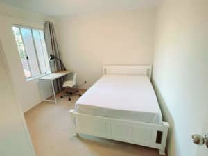 Furnished bedroom - Leafy aspect in modern apartment - Lift & Pool