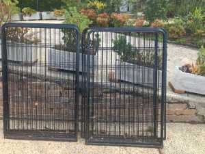 Pet Enclosure - 16 black metal panels incl 2 gates