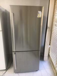 !!! CLEARANCE SALE !! SAMSUNG BOTTOM MOUNT REFRIGERATOR FOR $299.99 ON