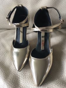 High heels champagne gold with black heels size 6
