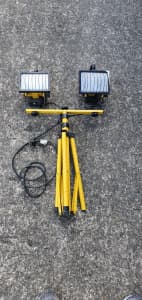 Arlec 2 x 500w halogen spotlight adjustable stand