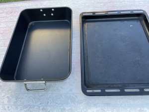 2 Ovens Cooking Tray good condition Size : H:8cm x W:40cm x D:28cm